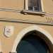 Tra le due arcate di destra notiamo un piccolo disegno in pietra su cui sopra  raffigurato il Barione, storico simbolo di Bari 